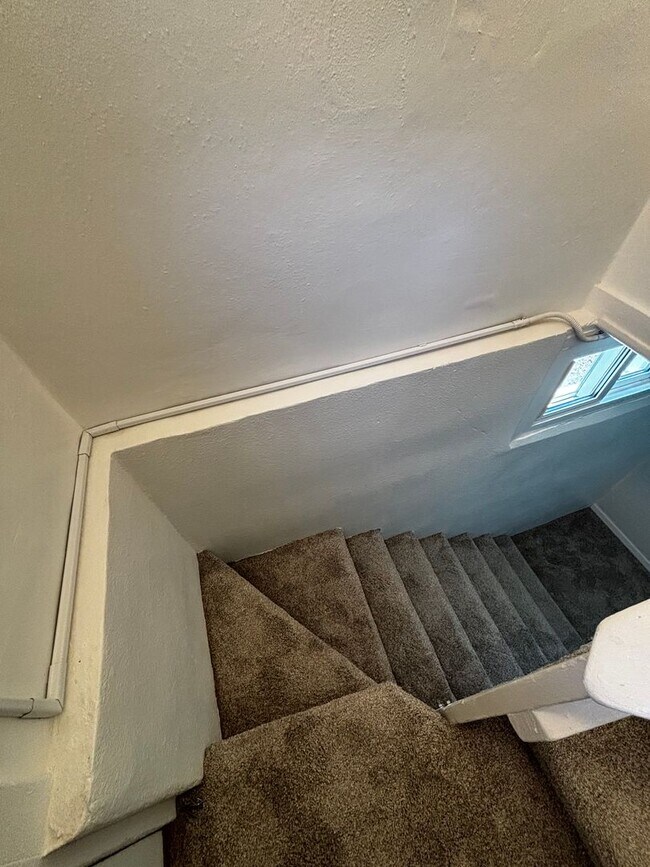 Building Photo - 3 Bedroom 2 Bathroom Home Near FE Warren & Frontier Park