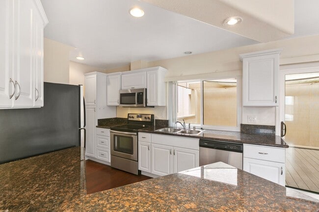 Building Photo - Woodlands South - La Jolla Townhome