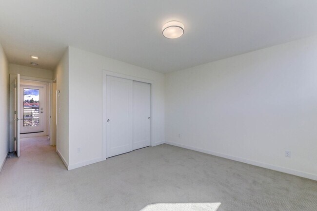 Building Photo - Terrific Townhome