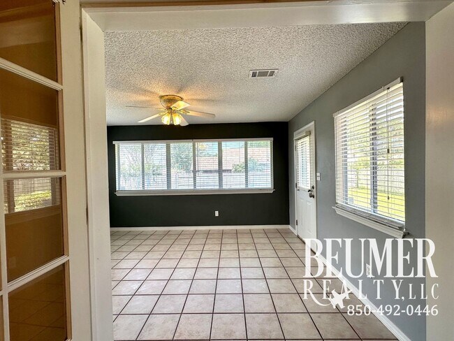 Building Photo - Beautiful 3Bed/2Bath Home Close to Correy Station