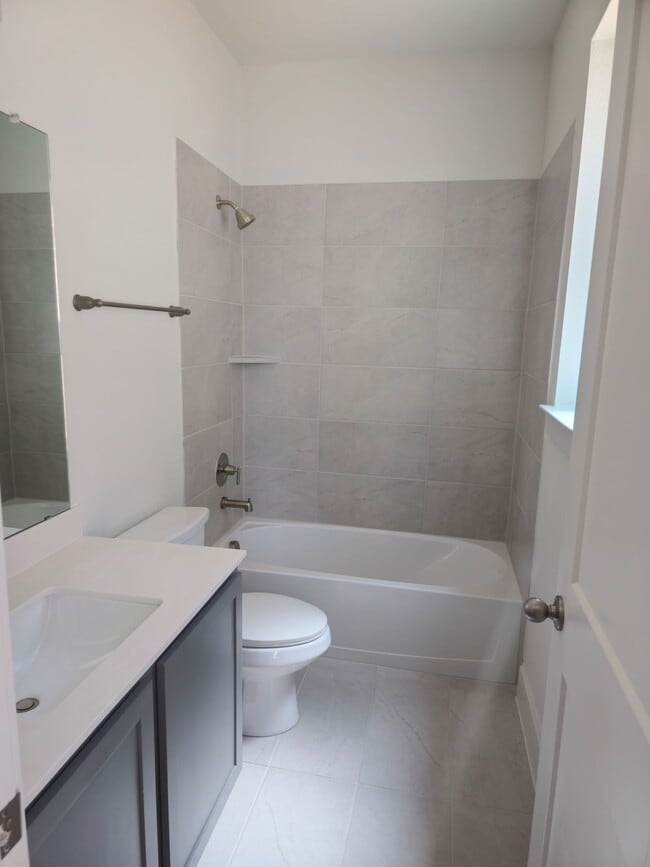 Building Photo - 808 Meadowcrest Dr