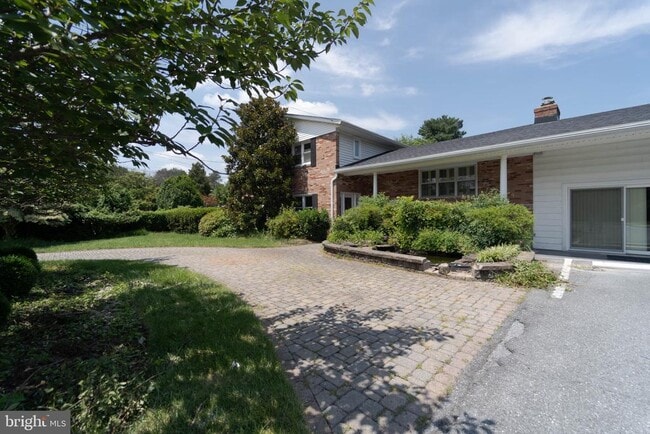 Building Photo - 610 Valley Brook Dr