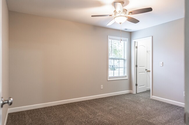 Building Photo - 135 Almond Dr