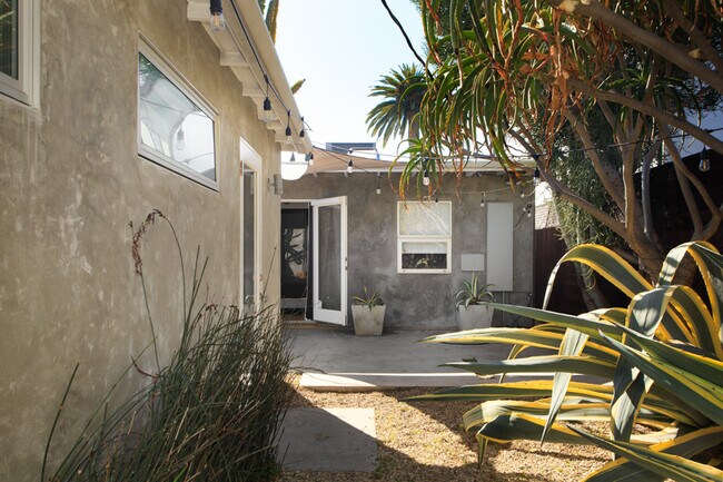 Building Photo - 2036 Walgrove Ave