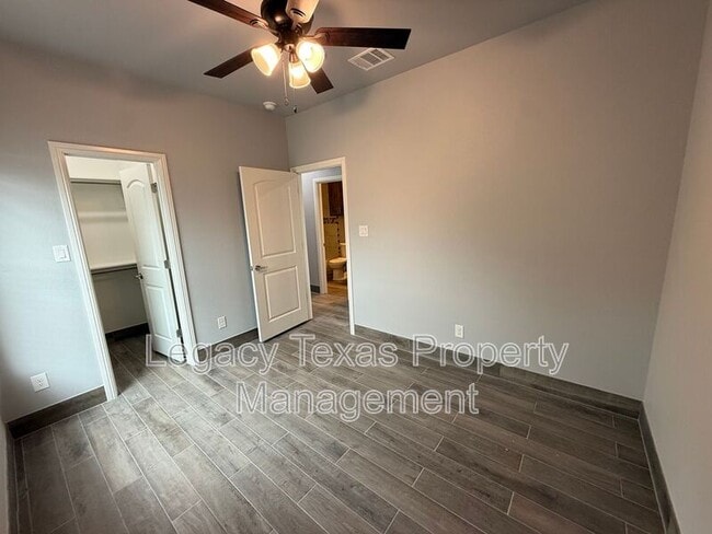 Building Photo - 910 Fuller Ave