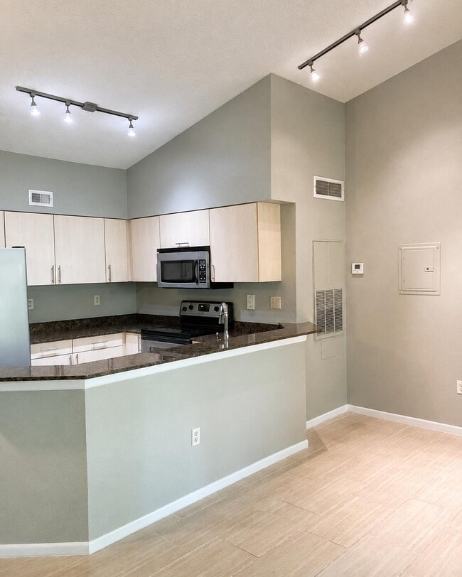 Building Photo - 2550 SW 18th Terrace