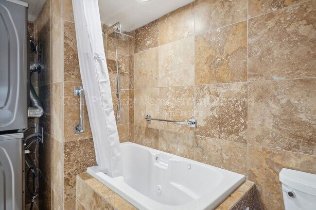 Building Photo - 410 W 7th St