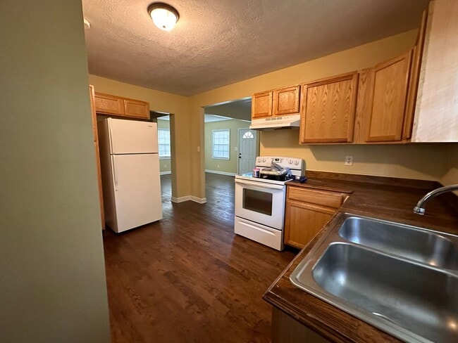 Building Photo - 610 Martin St