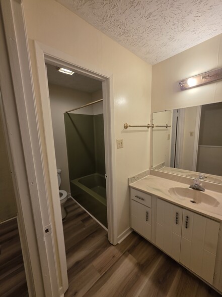Upper level full bathroom - 9102 Woodpark Ln