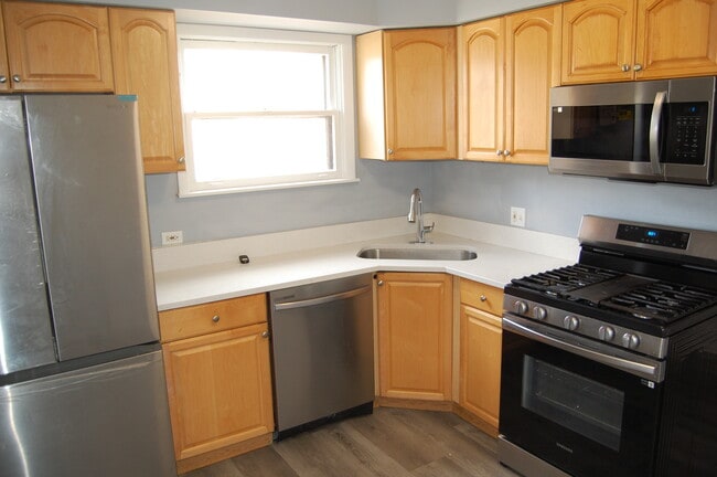 Building Photo - 430 S Monterey Ave