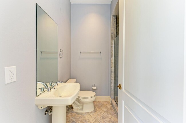 Building Photo - ANNUAL DOWNTOWN SARASOTA CONDO - WALK EVERYWHERE!