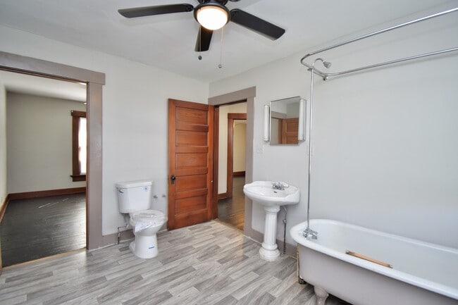 Building Photo - 23 E Parkwood Dr