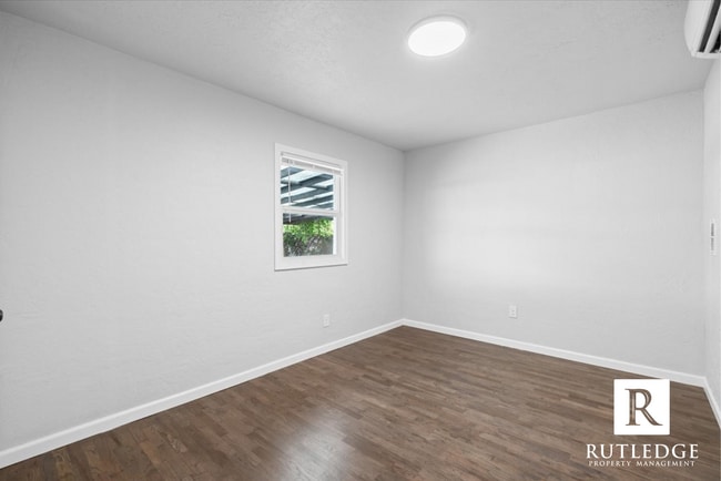 Building Photo - NEWLY REMODELED 3 bedroom home in Medford!