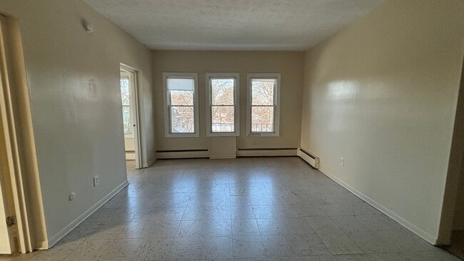 Building Photo - 5 Bedroom 1.5 Bath Spacious Apartment - Heat and Hot Water Included