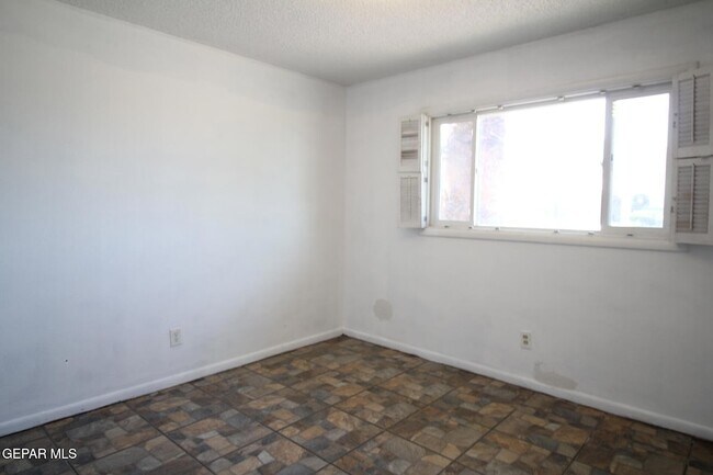 Building Photo - 317 Thunderbird Dr