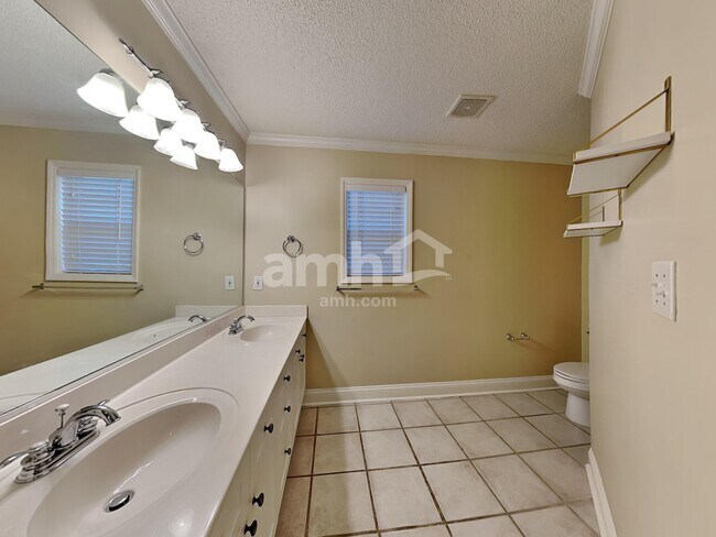 Building Photo - 6217 Highland Brook Dr