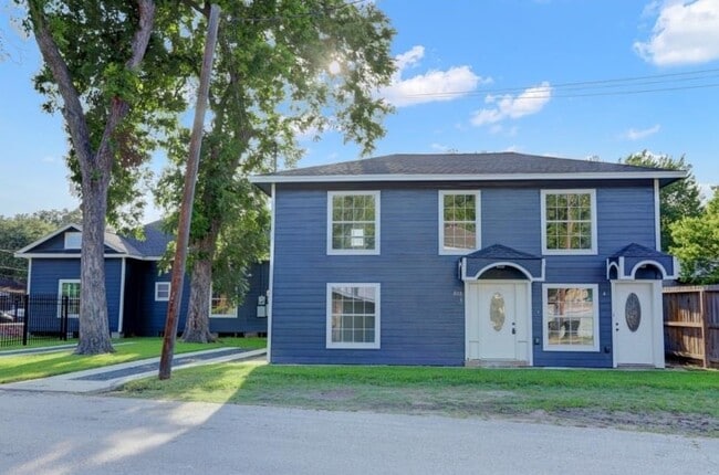 Building Photo - 808 Oakhurst St