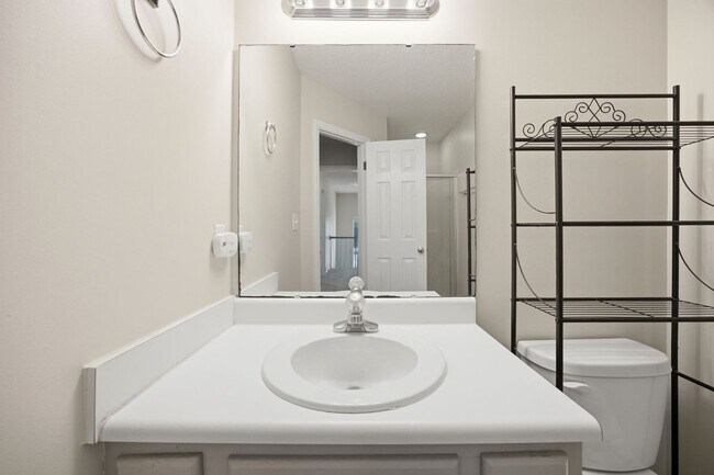 Building Photo - Beautiful End-Unit Townhome with Fresh Updates in Convenient Raleigh Location!