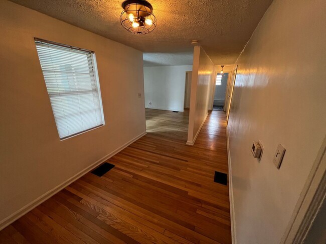 Building Photo - 1236 Rowin Rd