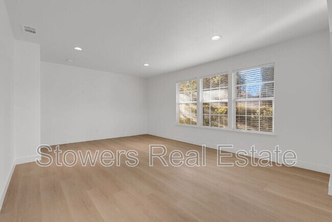 Building Photo - 3225 Claudia Dr