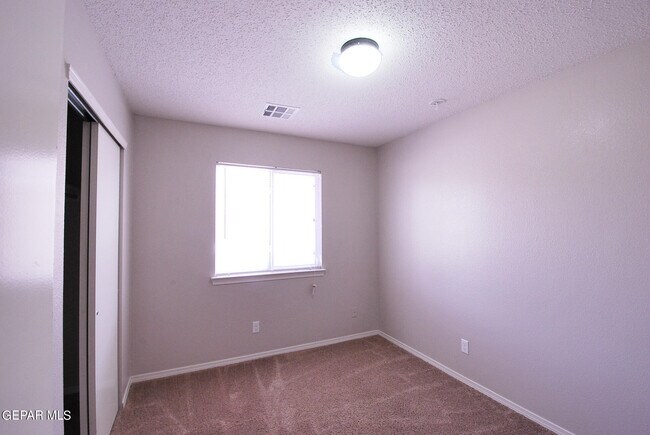 Building Photo - 610 Villas Del Valle Dr