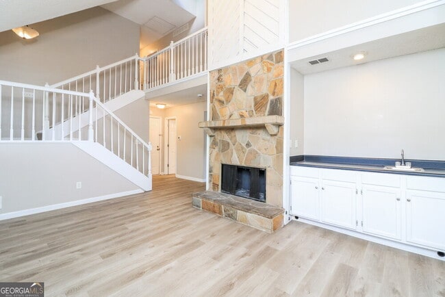 Building Photo - 961 Woodmont Dr