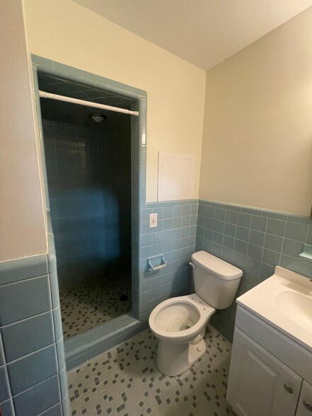 Ensuite bathroom - 2112 Kilburn Rd