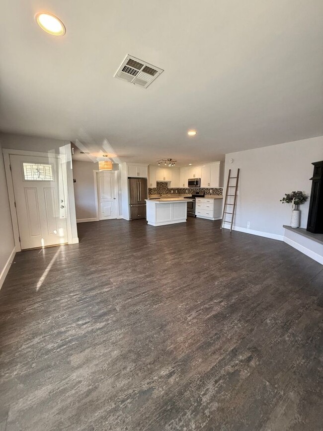 Building Photo - Beautiful 3 Bedroom 2 Bath Single Family Home AVAILABLE NOW!!