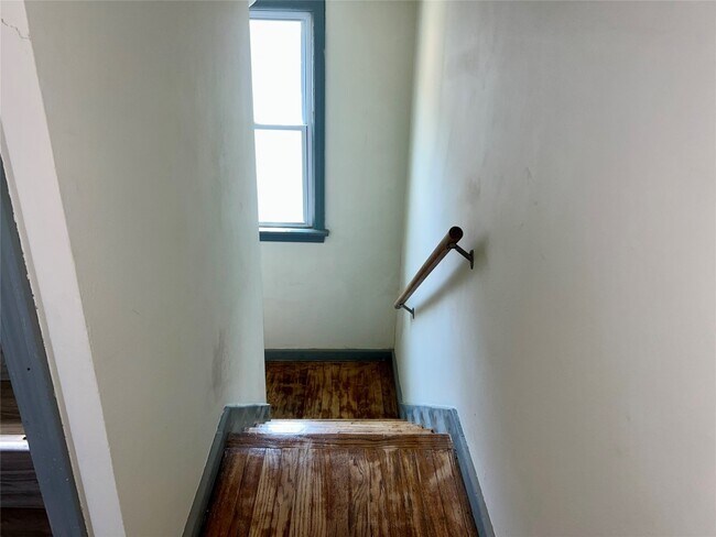 Building Photo - 216 Robinson St