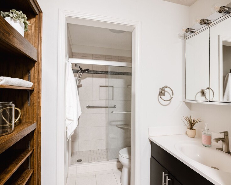 Building Photo - 35 Nathan Ln N