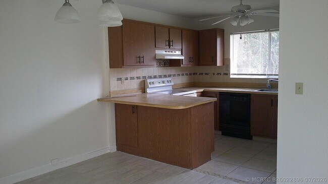 Building Photo - 1350 SE La Haven Ct