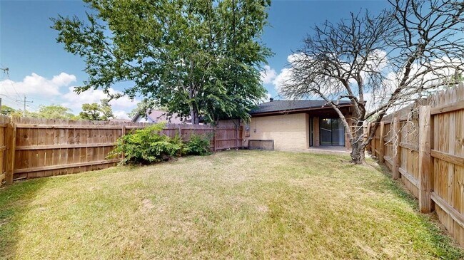 Building Photo - 704 Vassar Ct