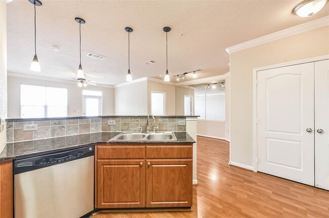 Building Photo - 1711 Old Spanish Trail