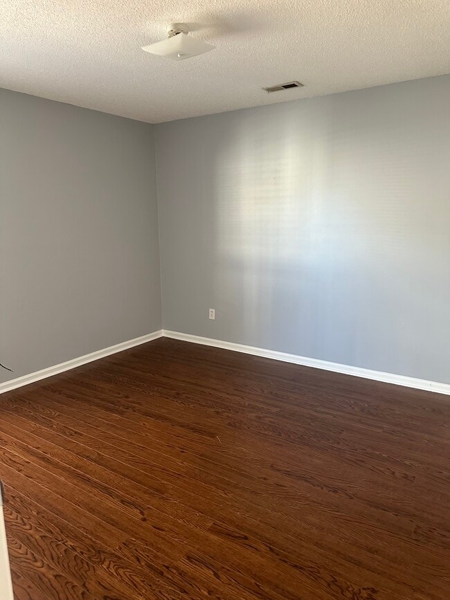 Building Photo - 510 Pine Knoll Dr