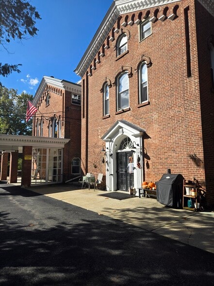 Building Photo - 111 N Broadway