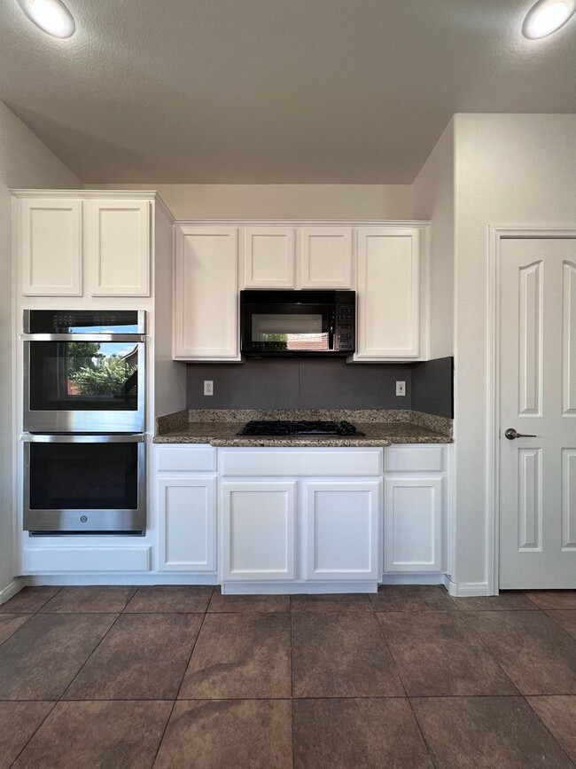 Building Photo - Stunning 4-Bed 3 Car Garage Gated Single S...