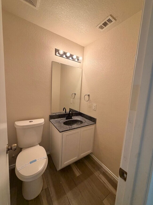 Building Photo - Lovely 3 Bedroom 2.5 Bath with easy access to shopping, schools, I-1604, I-410, Hwy 151, SeaWorld...