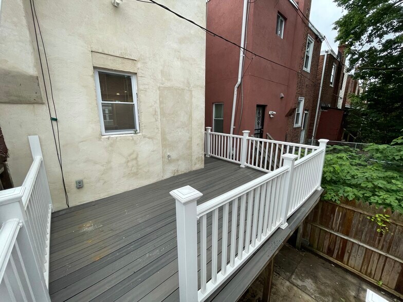 Building Photo - 902 S Yewdall St
