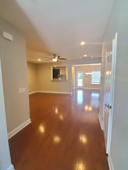 Building Photo - 1107 Bennington Dr