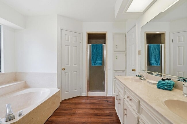Building Photo - 306 Woodstone Dr