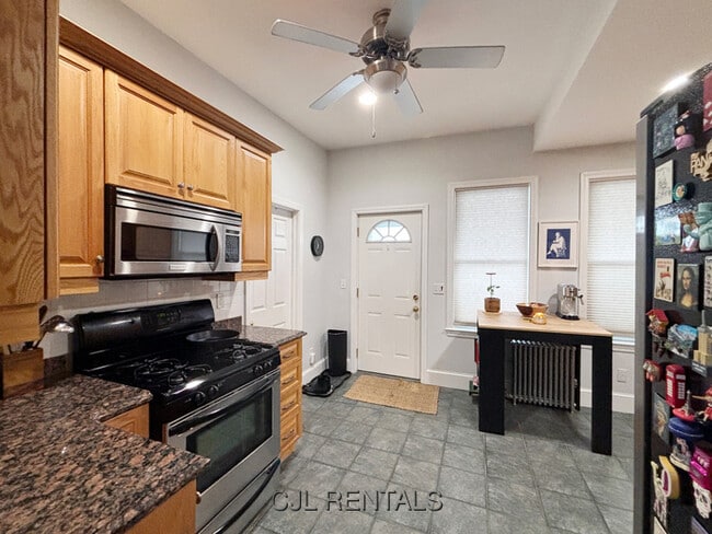 Building Photo - 2 Lee St