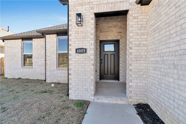 Building Photo - 4805 W Sturgeon St