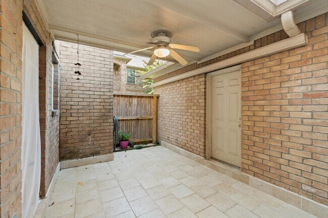 Building Photo - 1118 Enclave Square E