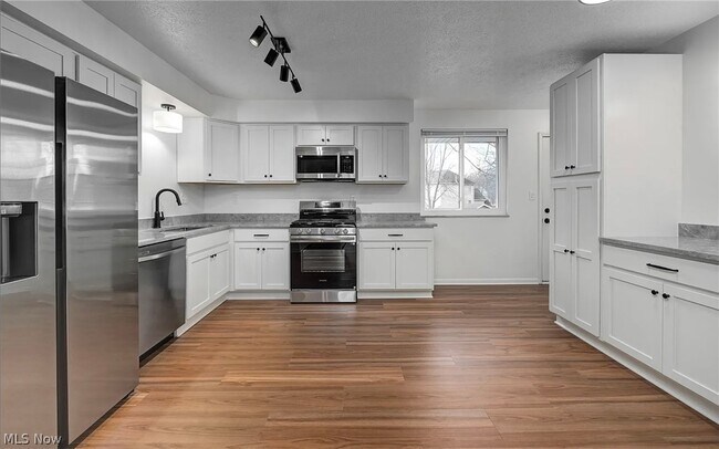 Building Photo - 2920 Northglen Dr