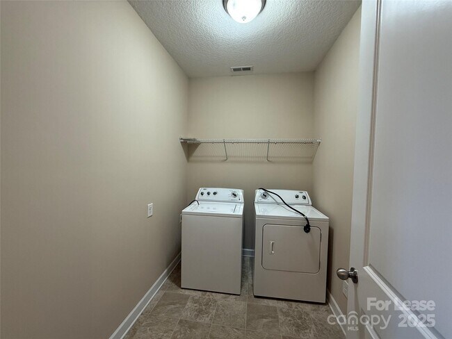 Building Photo - 109 Community Park Ln