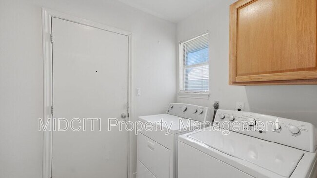 Building Photo - 1233 Hollyhock Ln