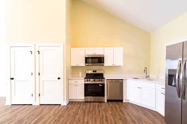 Building Photo - RnR Duplex SoBro