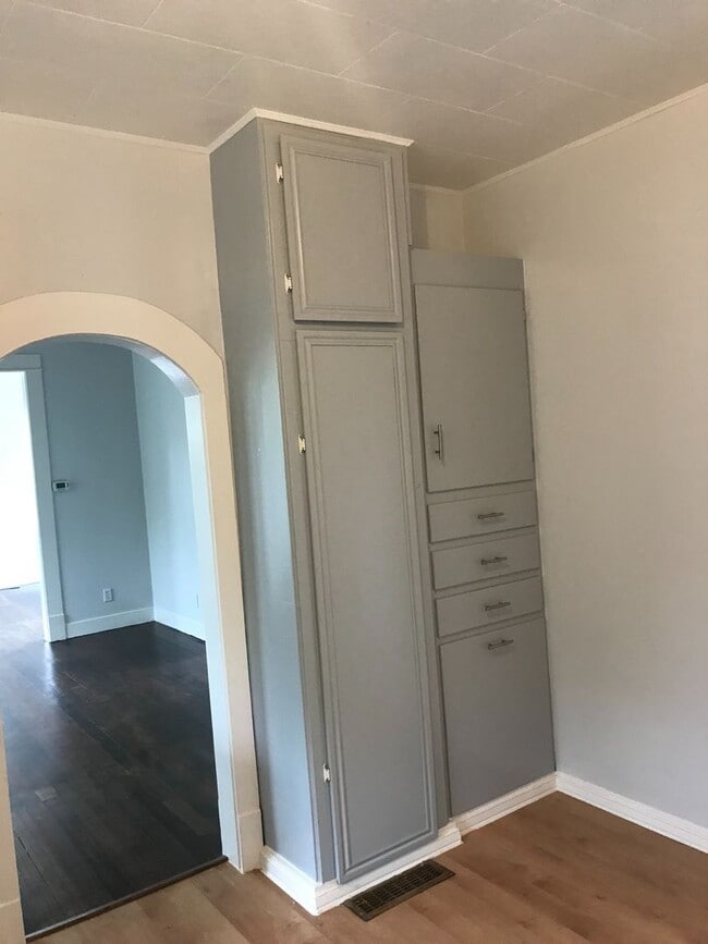 Building Photo - Available Now!! $500 off first month's rent - 2bed, 1 bath house