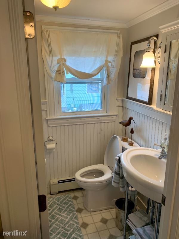 Building Photo - 2 br, 1 bath Apartment - 8 Pine Tree Avenue