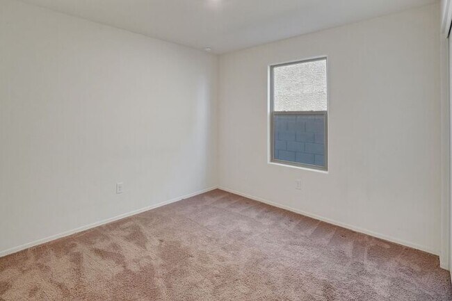 Building Photo - 4051 E Braddock Dr